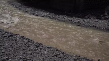 Nehir çamurlu ve yağmurlu