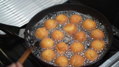 Sata andgi yapan bir kadın.