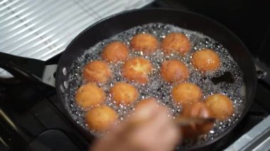 Sata andgi yapan bir kadın.