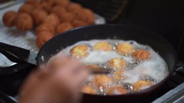 Sata andgi yapan bir kadın.