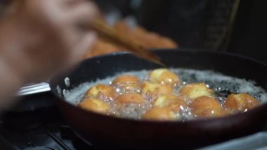 Sata andgi yapan bir kadın.