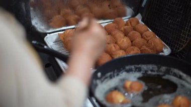 Sata andgi yapan bir kadın.