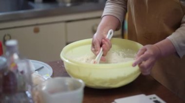 Sata andgi yapan bir kadın.