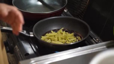 Tereyağlı tsukudani yapan bir kadın
