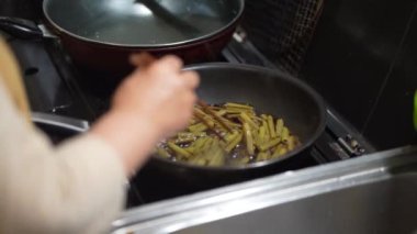 Tereyağlı tsukudani yapan bir kadın