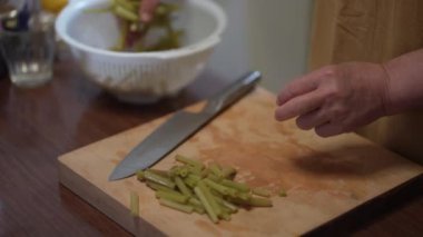 Havlu kesen bir kadın.