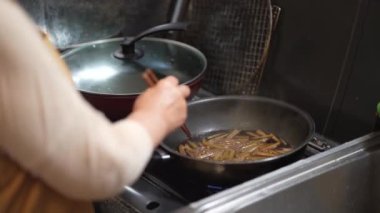Tereyağlı tsukudani yapan bir kadın