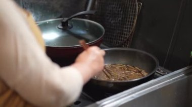 Tereyağlı tsukudani yapan bir kadın