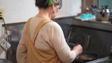 Tereyağlı tsukudani yapan bir kadın