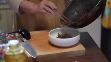 Tereyağlı tsukudani yapan bir kadın