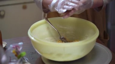 Sata andgi yapan bir kadın.