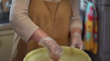 Sata andgi yapan bir kadın.