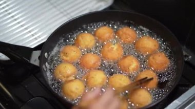 Sata andagi yapan kadın.