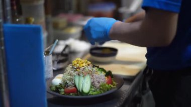 Salata yapan bir adamın resmi.