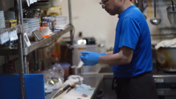 Homem Arrancando Pequenos Ossos Peixe Que Foi Cortado Pedaços — Vídeo de Stock