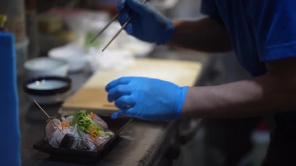 Ein Mann Der Sashimi Dient — Stockvideo