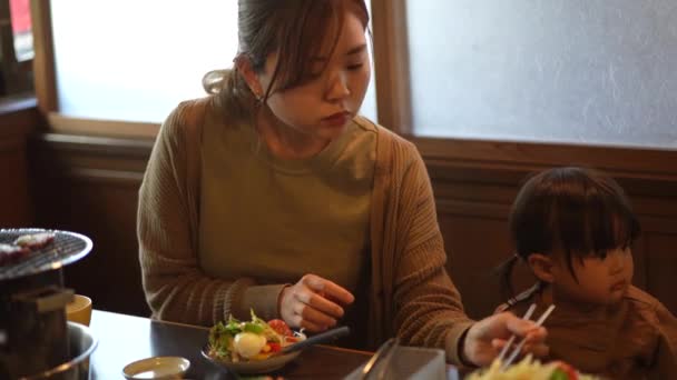 Γονιός Και Παιδί Τρώνε Εστιατόριο Yakiniku — Αρχείο Βίντεο