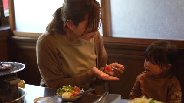 Ailesi Çocuğu Yakiniku Restoranında Yemek Yiyor — Stok video