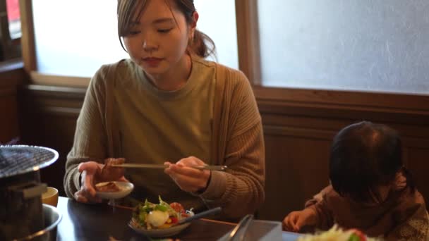 Ailesi Çocuğu Yakiniku Restoranında Yemek Yiyor — Stok video
