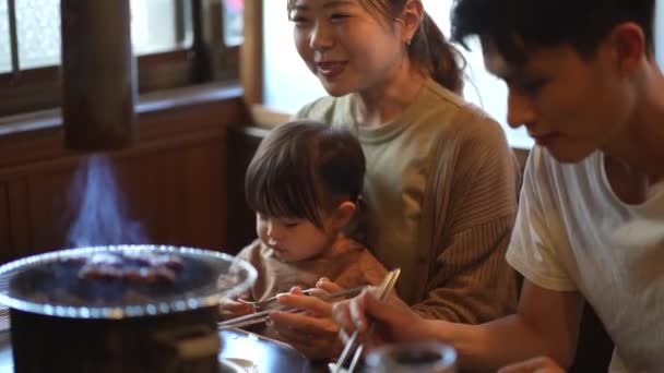 Padres Hijos Comiendo Restaurante Yakiniku — Vídeo de stock