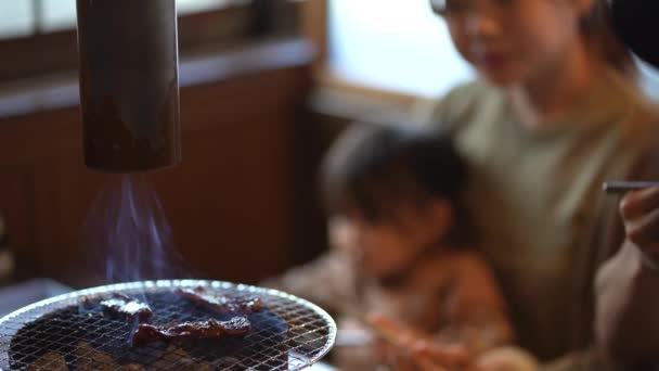 Parent Enfant Mangent Dans Restaurant Yakiniku — Video