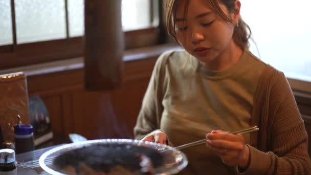 父母和孩子在Yakiniku一家餐馆吃饭 — 图库视频影像
