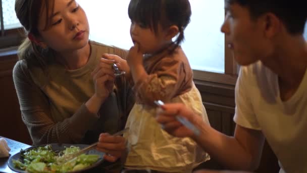 Родители Дети Едят Ресторане Yakiniku — стоковое видео