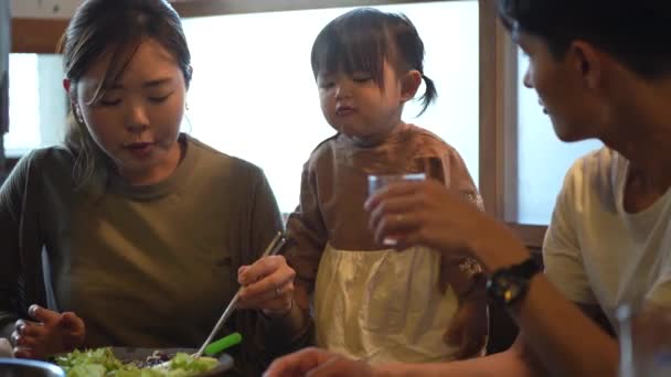 Parent Child Eating Yakiniku Restaurant — Stock Video