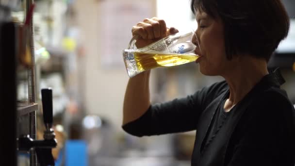 仕事の終わりにビールを飲む女性 — ストック動画