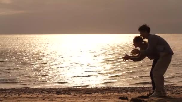 Orangtua Dan Anak Bermain Pantai — Stok Video