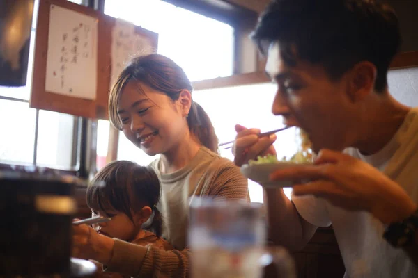 父母和孩子在Yakiniku一家餐馆吃饭 — 图库照片