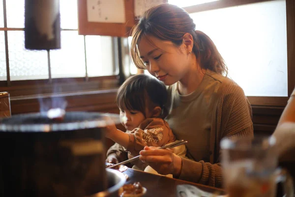 Γονιός Και Παιδί Τρώνε Εστιατόριο Yakiniku — Φωτογραφία Αρχείου