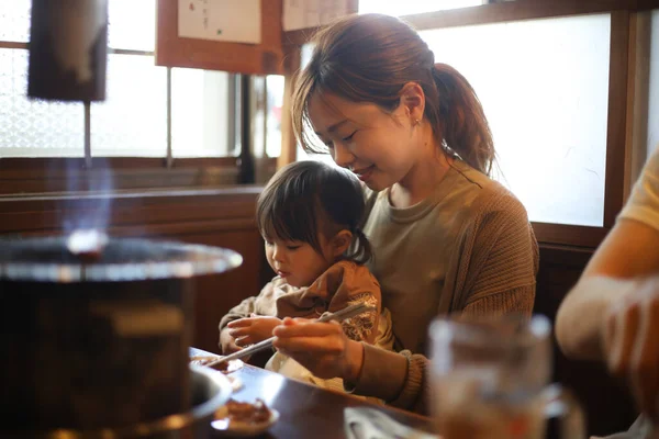Föräldrar Och Barn Äter Restaurang Yakiniku — Stockfoto