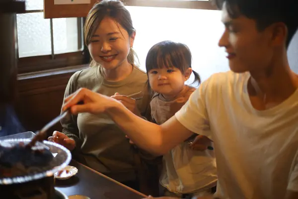 Parent Child Eating Yakiniku Restaurant — Stock Photo, Image