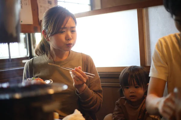 Föräldrar Och Barn Äter Restaurang Yakiniku — Stockfoto