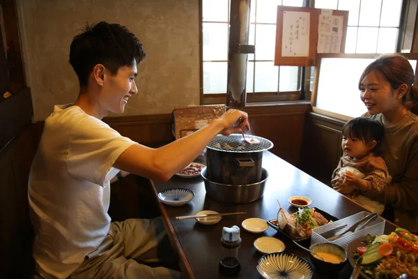 Parent Child Eating Yakiniku Restaurant — Stock Photo, Image