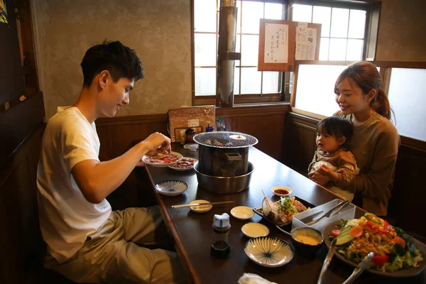 父母和孩子在Yakiniku一家餐馆吃饭 — 图库照片