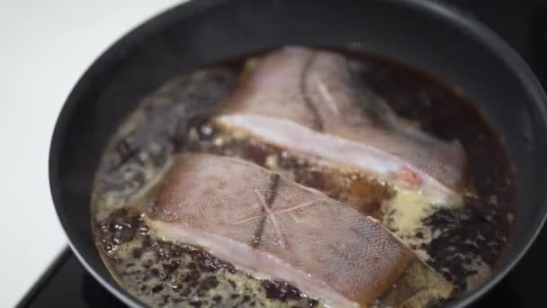 如何使煮沸的比目鱼 — 图库视频影像