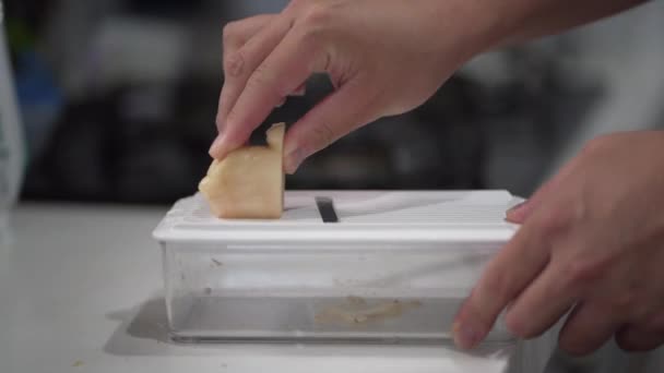 用菜刀切新鲜生姜的人 — 图库视频影像