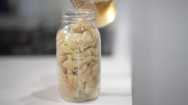 一个人做甜酸腌制新鲜生姜 — 图库视频影像