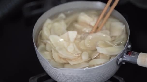 スライスした新鮮な生姜を沸騰させる方法 — ストック動画
