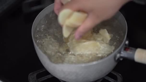 如何煮沸切碎新鲜生姜 — 图库视频影像
