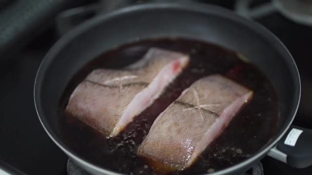 Haşlanmış Dil Balığı Nasıl Yapılır — Stok video
