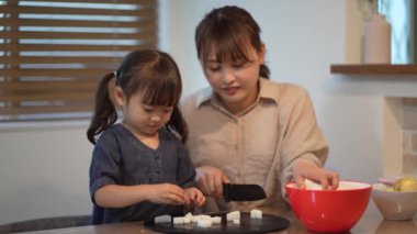 Ebeveyn ve çocuk turp kesiyor