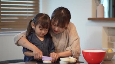 Ebeveyn ve çocuk turp kesiyor