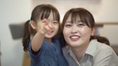 Ebeveynler ve çocuklar televizyon izliyor.