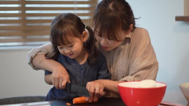 Parent Child Cutting Carrots — Stock Video