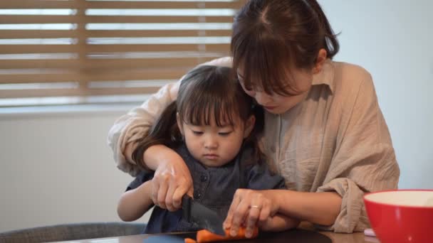 父母和小孩切胡萝卜 — 图库视频影像