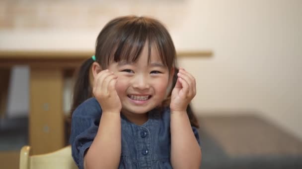 Fille Rire Tout Regardant Télévision — Video