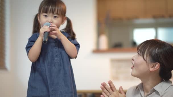 Ebeveynler Çocuklar Evde Karaoke Yapıyorlar — Stok video